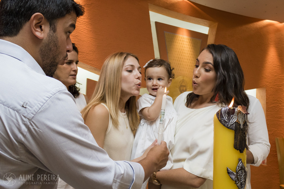 hora de apagar a vela durante o batizado