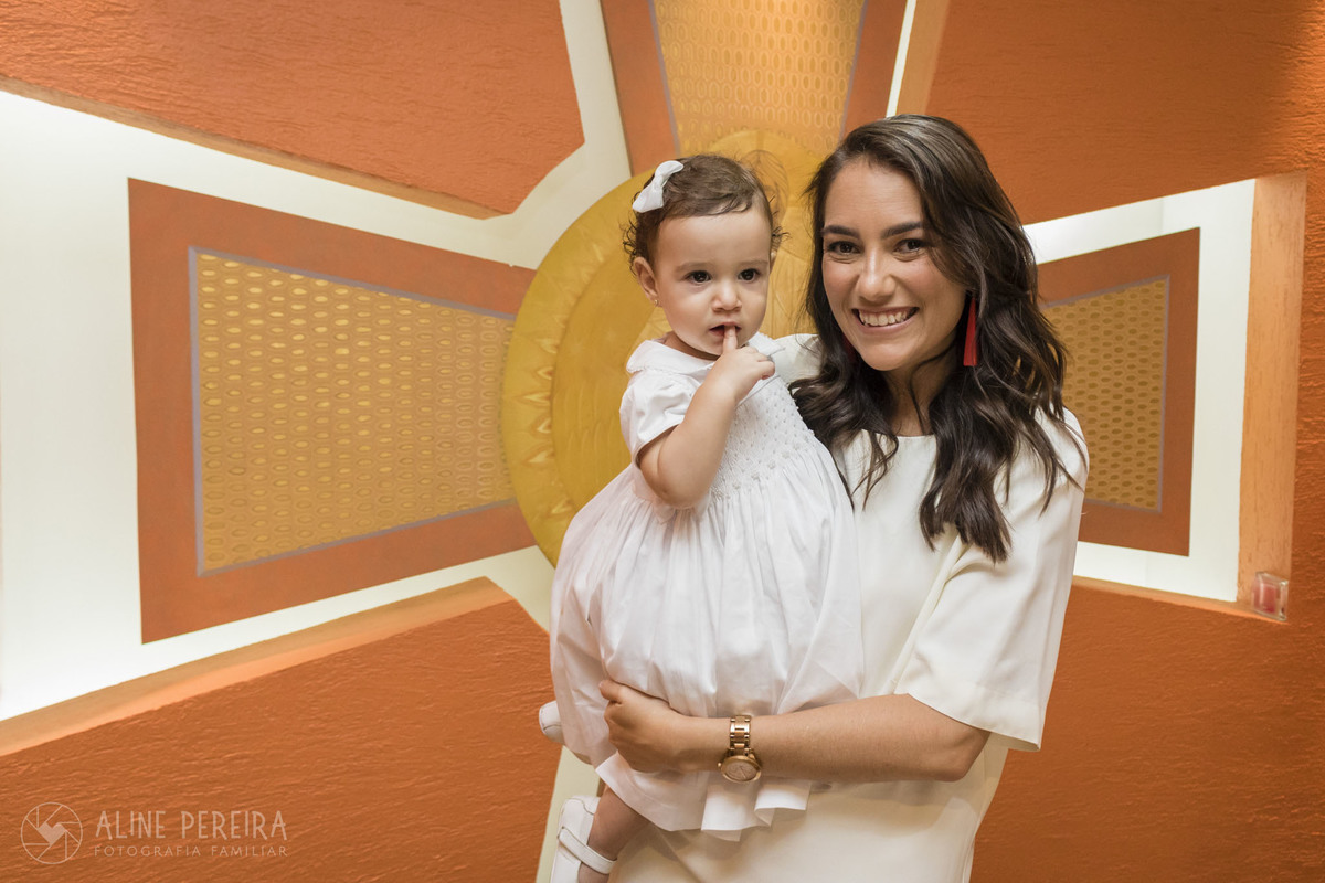 mãe e filha no altar após o batizado