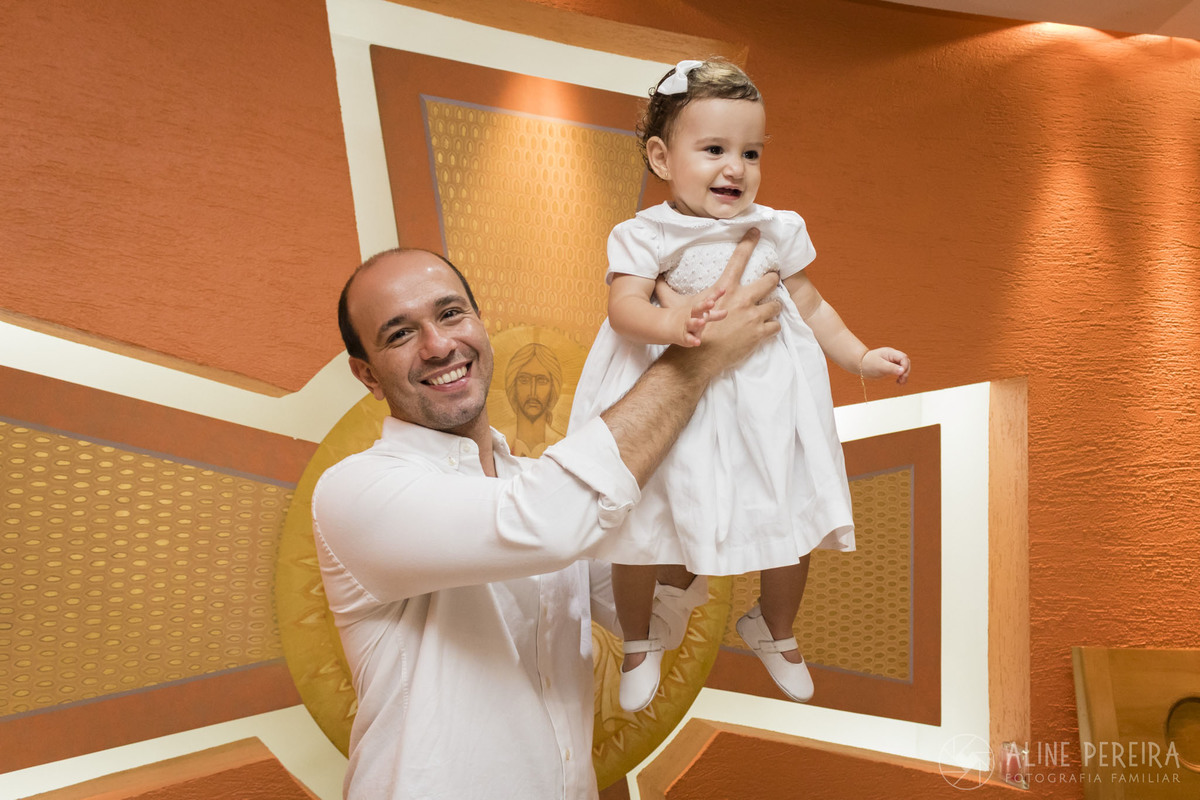 Pai e filha no altar após o batizado