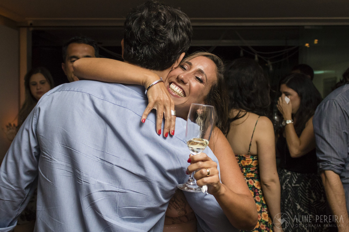 aniversariante recebendo os comprimentos em sua festa de 40 anos