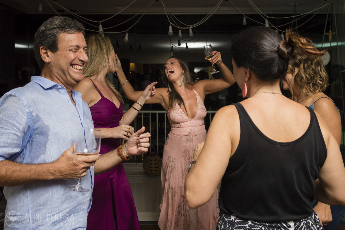 aniversariante dançando em sua festa de 40 anos