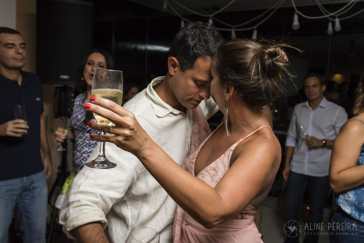 aniversariante dançando com o marido