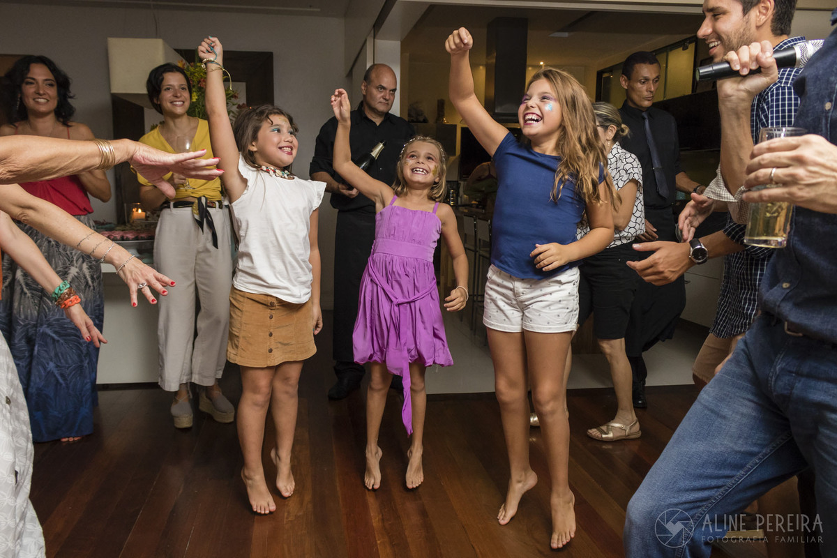 crianças dançando na festa de 40 anos da mãe