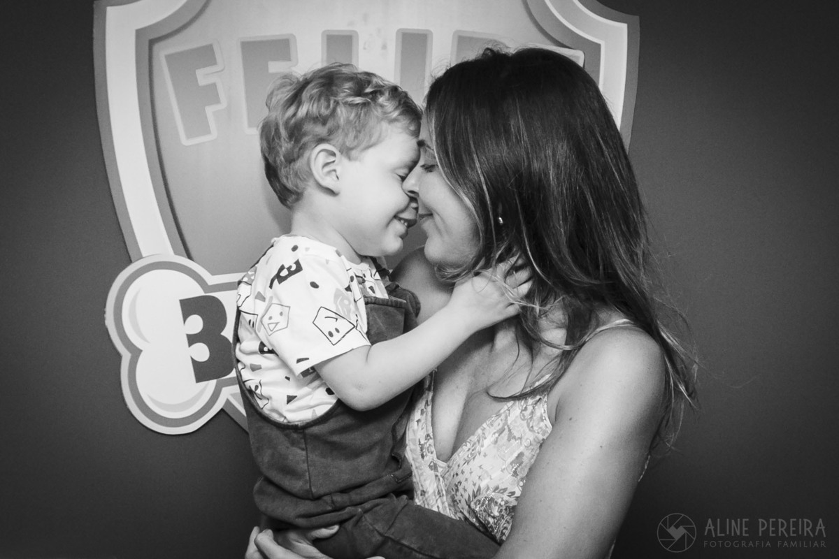 mãe e filho fazendo carinho