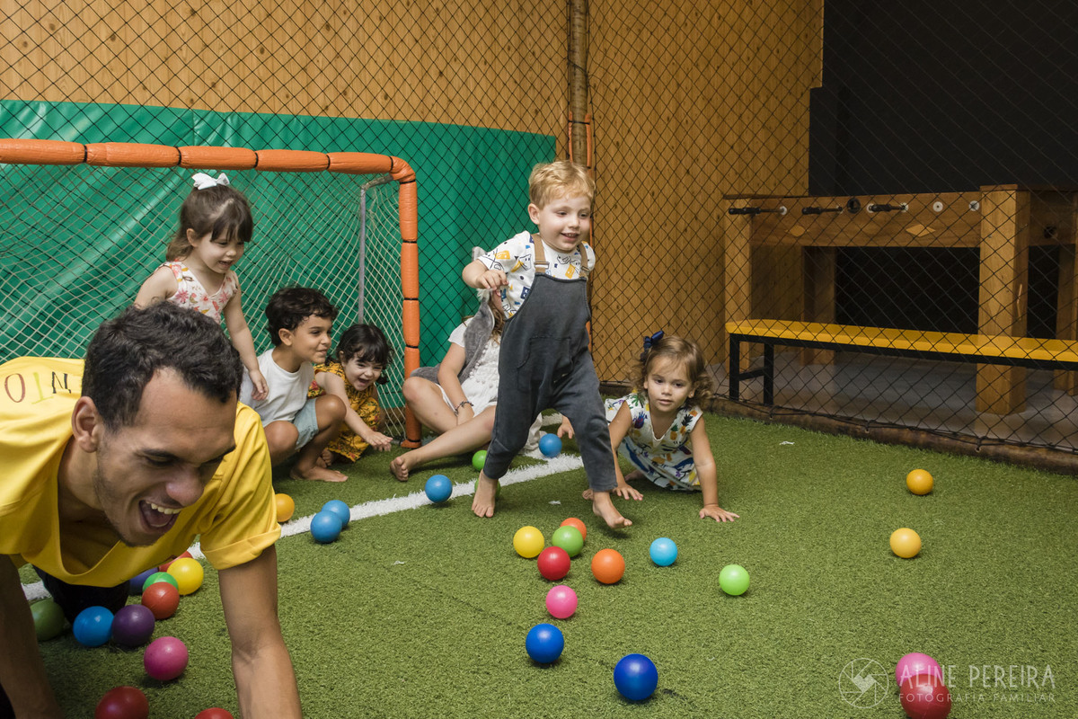 aniversariante brincando na sua festa