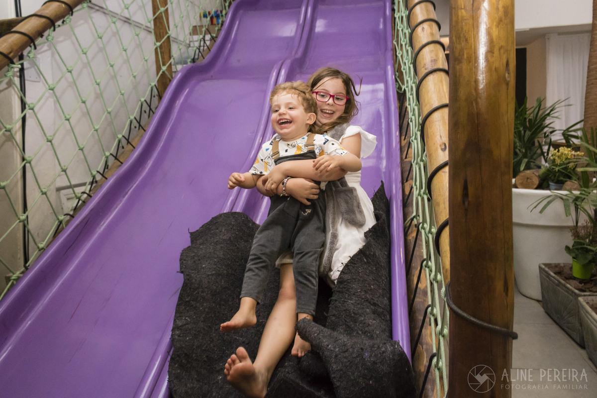 aniversariante escorregando no tobogã