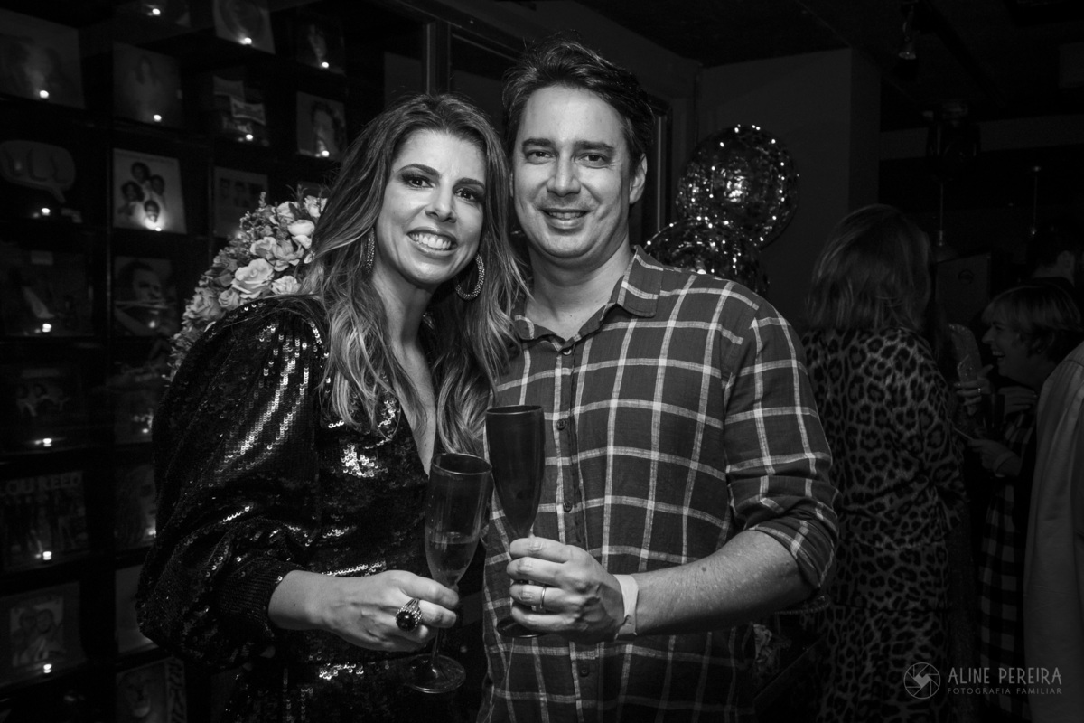 Foto em preto e branco do casal na Flashback em Ipanema