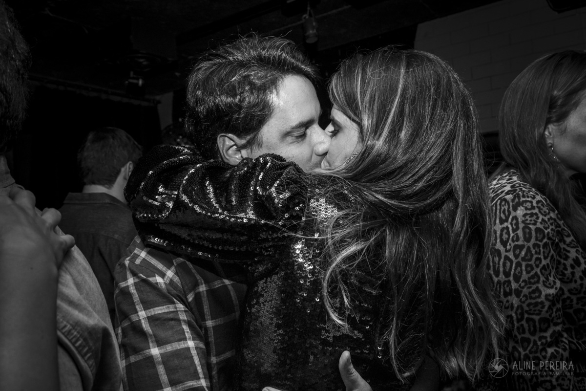 Foto em preto e branco de um beijo apaixonado na festa de 40 anos na Flashback em Ipanema