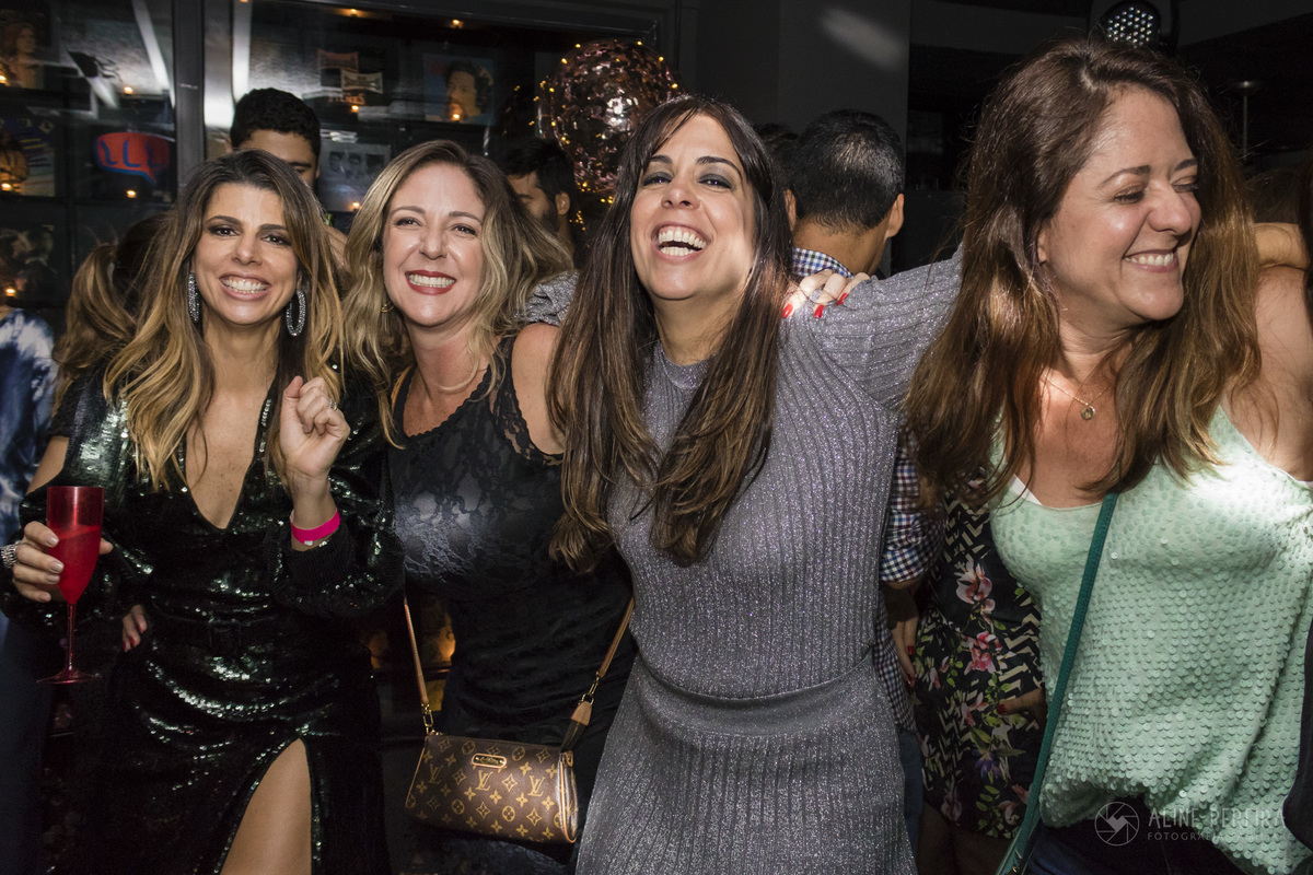 Pessoas dançando na festa de 40 anos na Flashback em Ipanema