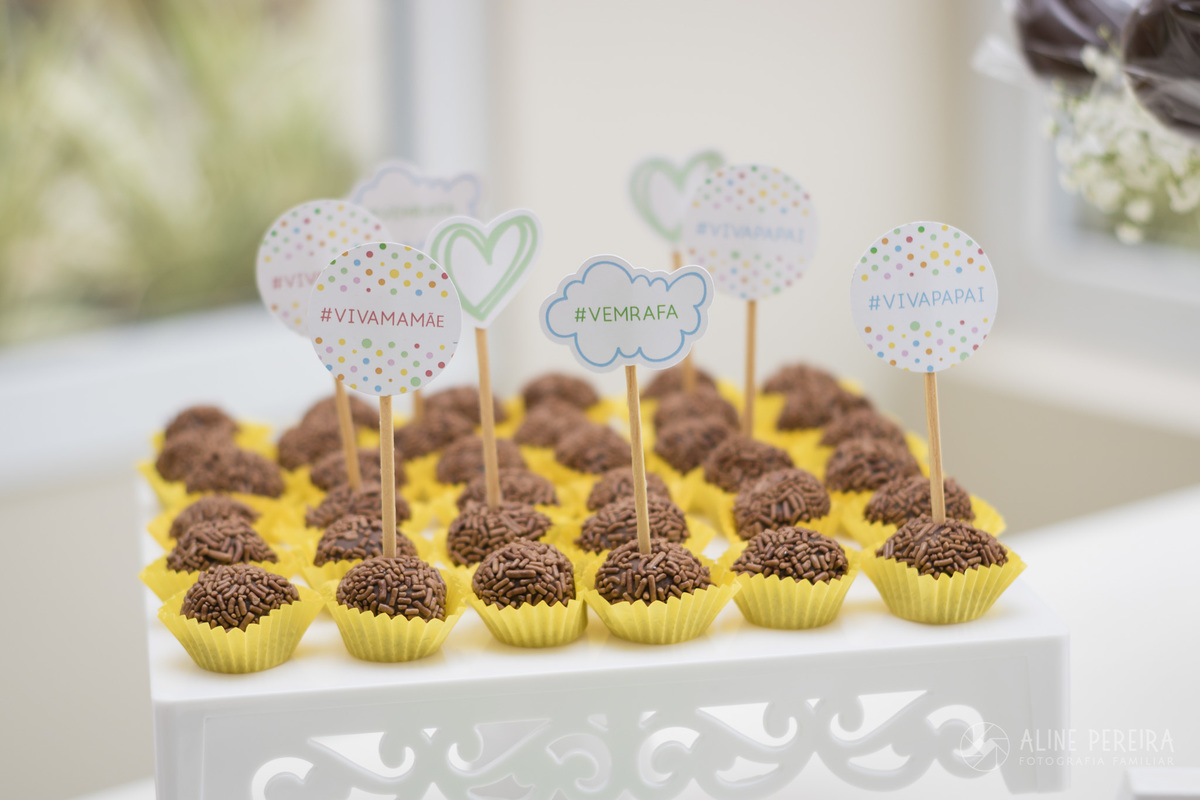 brigadeiros com topper de doce no chá de bebê