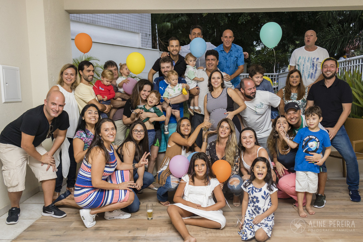 convidados junto com a grávida no chá de bebê
