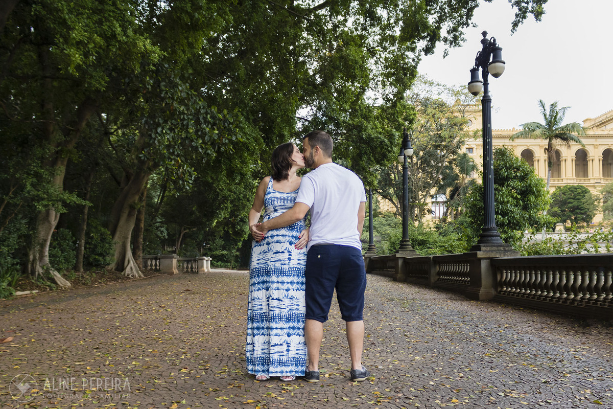 casal a espero do primeiro filho posando em frente ao Museu do Ipiranga