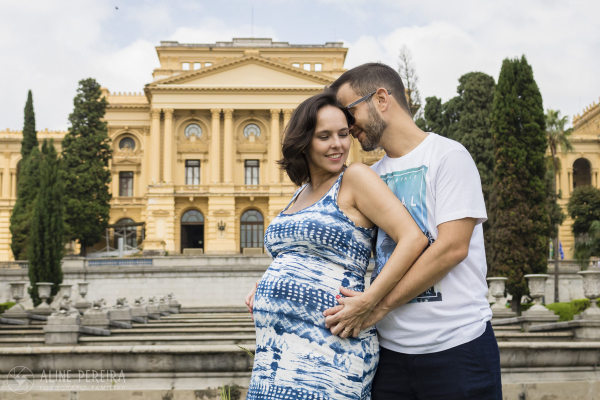 casal a espero do primeiro filho posando em frente ao Museu do Ipiranga