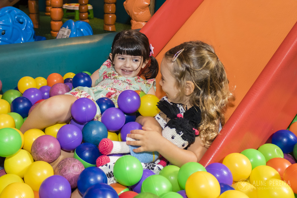 menina com a miga na piscina de bolinhas da casa de festas Ecomania em Botafogo