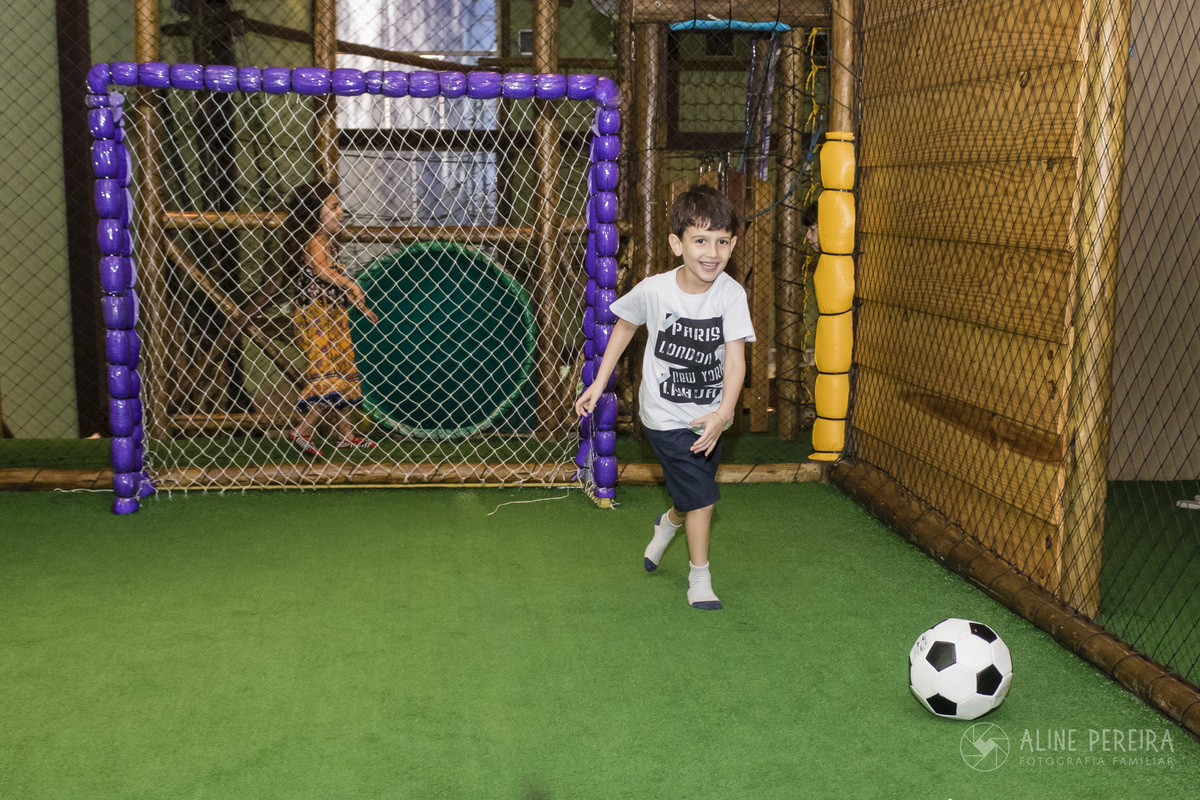 garoto jogando bola no campinho da casa de festas ecomania em botafogo