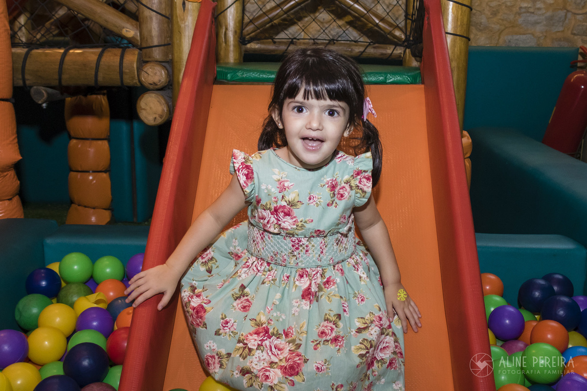 menina descendo no escorrega em sua festa de aniversario na casa de festas ecomania em botafogo