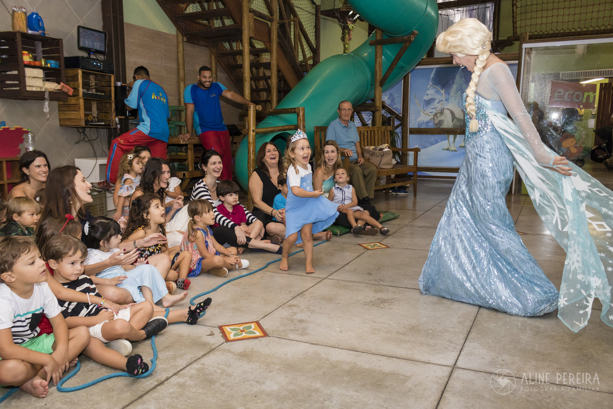menina encantada com a personagem vivo da Elsa na casa de festas Ecomania em Botafogo