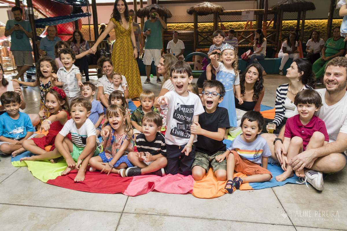 crianças rindo e se divertindo com o teatrinho da festa de aniversário na casa de festas Ecomania em Botafogo