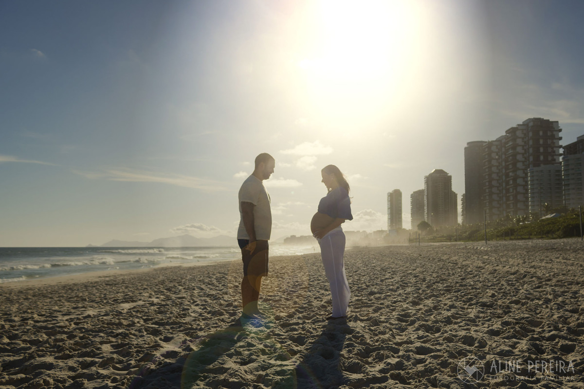 silueta de casal grávido na praia da Barra
