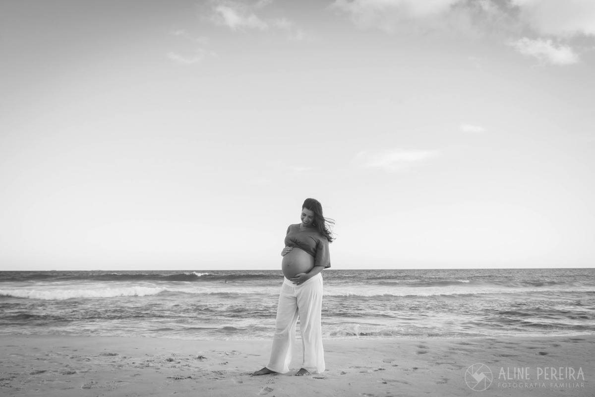 grávida posando na praia da Barra da Tijuca