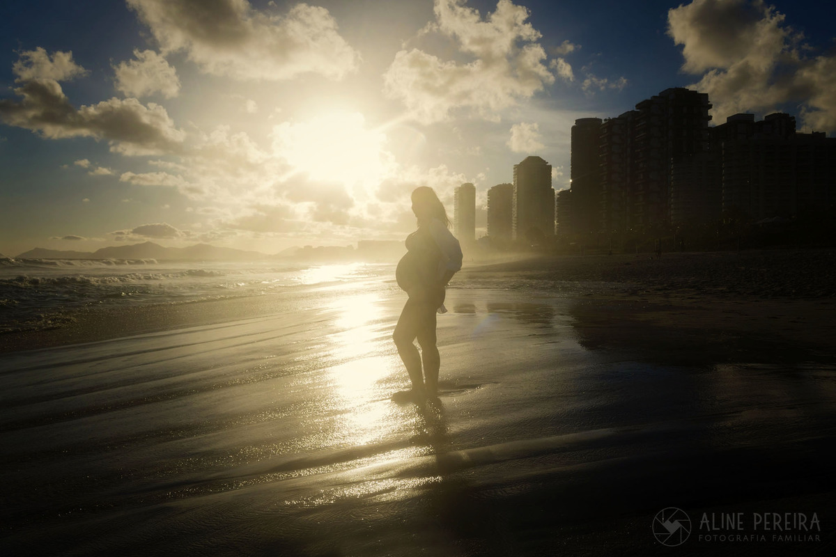silueta de mulher grávida na paia da Barra da Tijuca