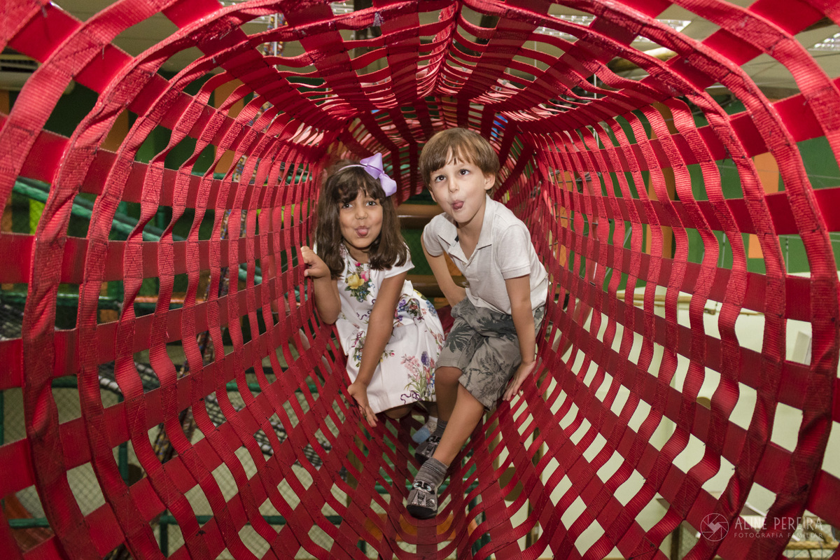 Menina e menino dando língua no túnel da casa de festas Animania em Botafogo