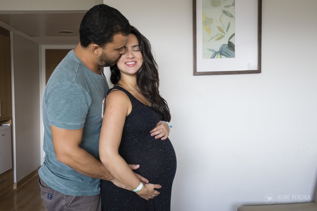 Casal se abraçando antes do parto no quarto da perinatal barra