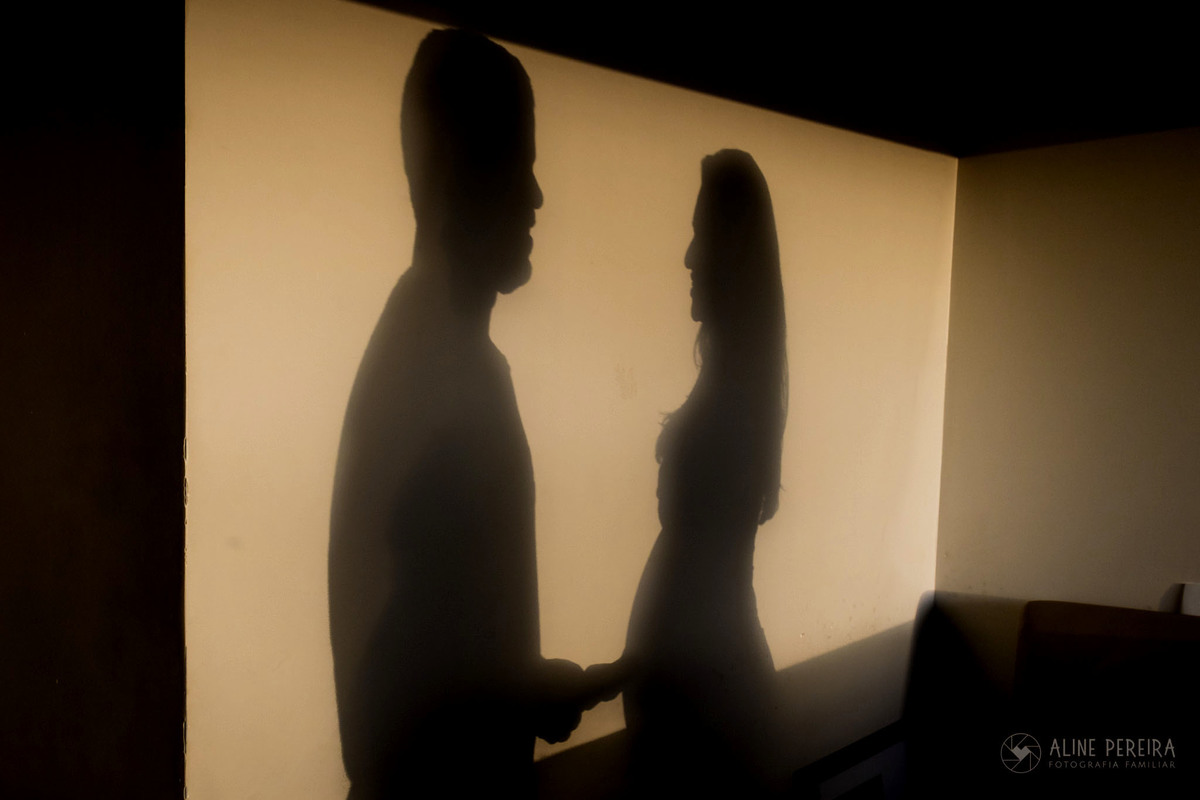 silueta de casal grávido no quarto da maternidade