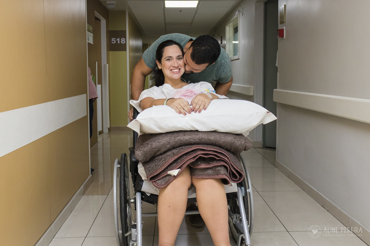 casal indo juntos para a sala de parto da maternidade Perinatal Barra