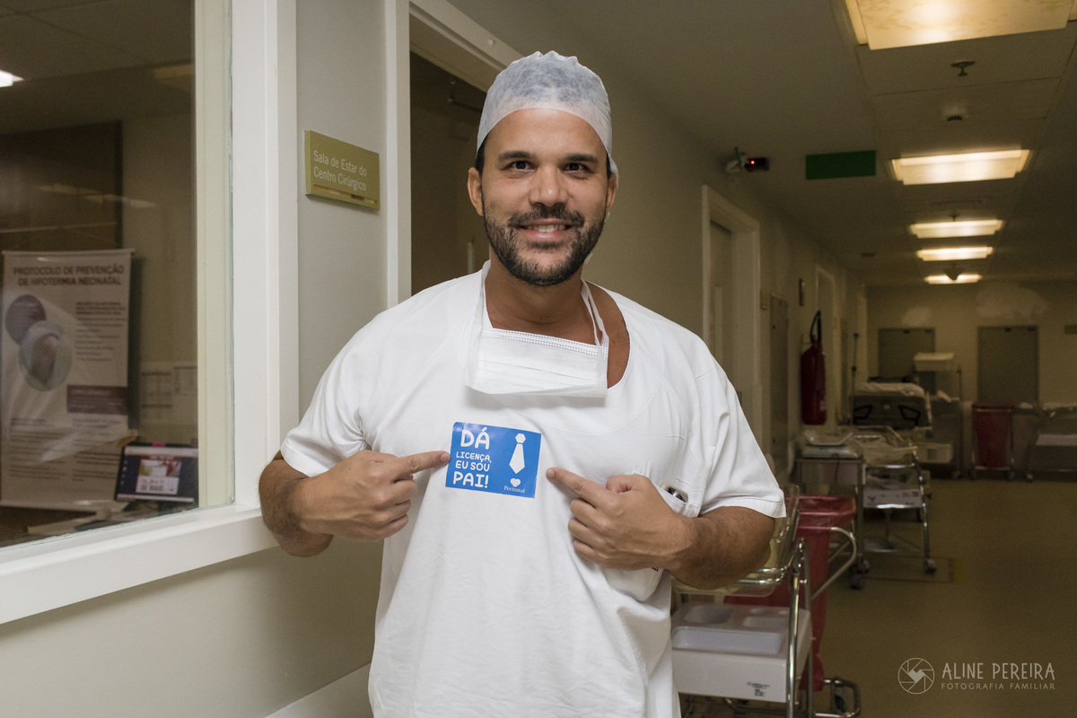 homem exibindo orgulhoso a etiqueta 