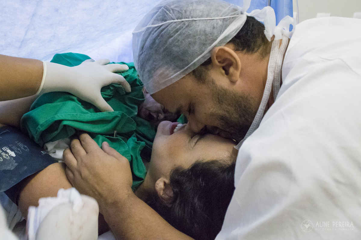 casal emocionado com o nascimento da filha dentro da sala de parto