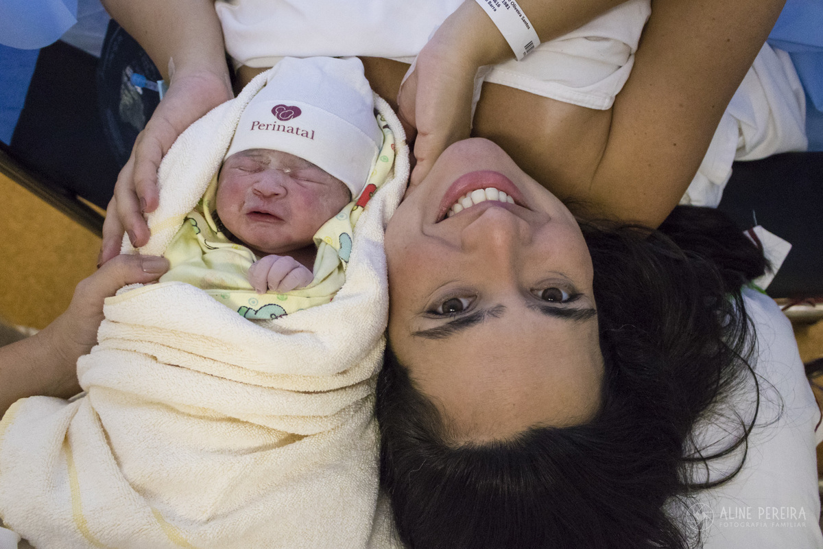 mãe e filha recém-nascida ainda na sala de parto da maternidade perinatal da barra