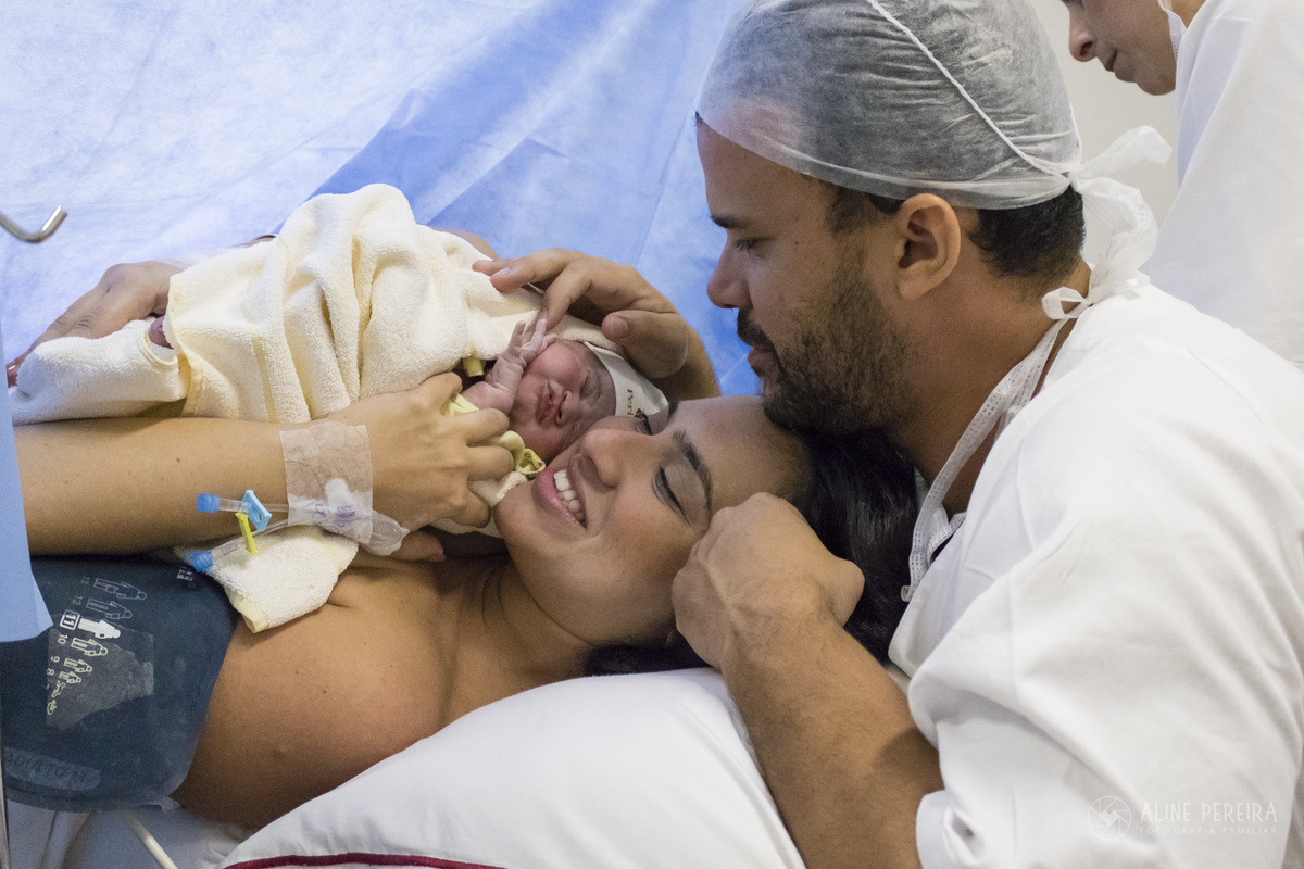 casal conhecendo a filha recém-nascida na sala de parto da clinica perinatal da Barra