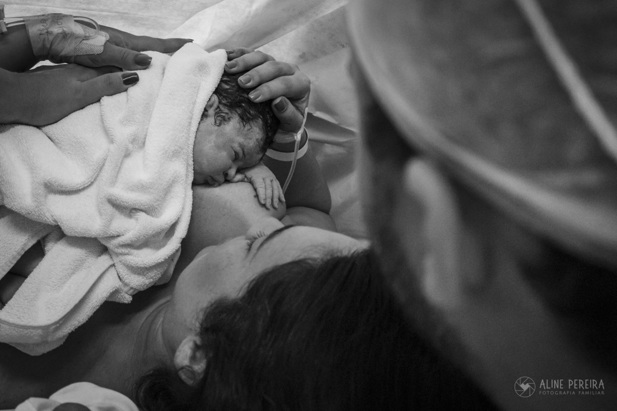 bebê amamentando pela primeira vez ainda na sala de parto da maternidade perinatal da barra