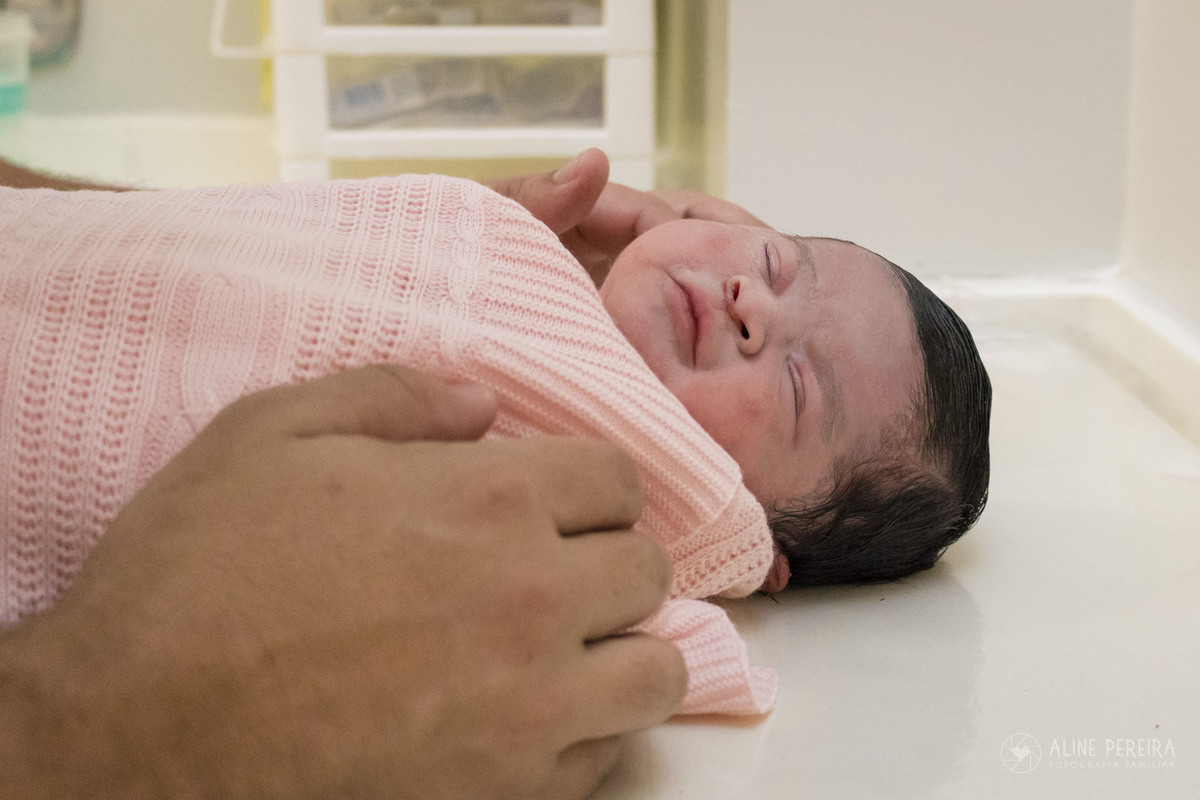 bebê recém-nascida no berçário