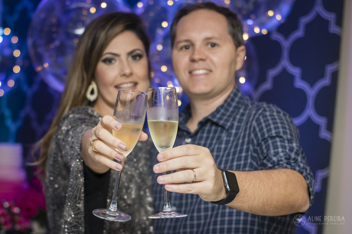 aniversariante de 40 anos fazendo um brinde com o marido no Lounge Ki na Lagoa