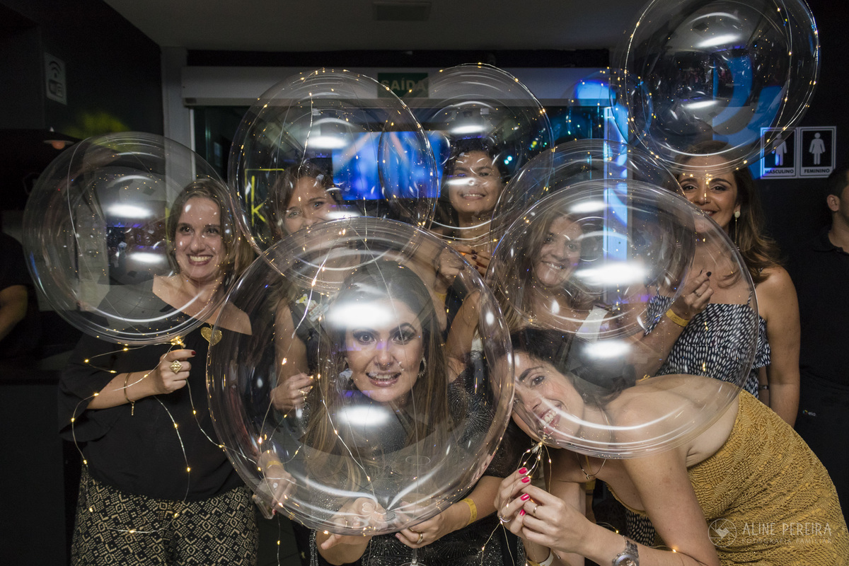 mulheres posando com balões de led na festa de aniversário no Longe Ki