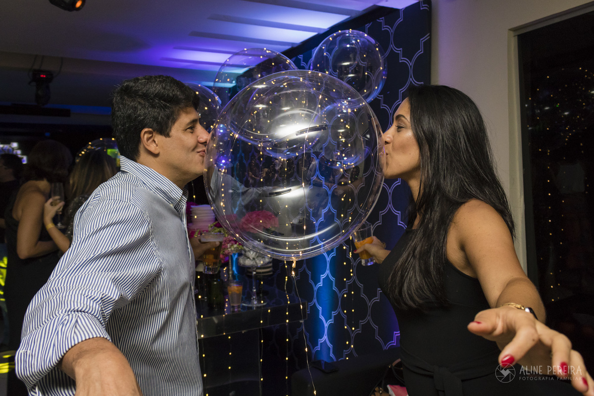 Casal brincando com balão de led na festa de aniversário no lounge Ki