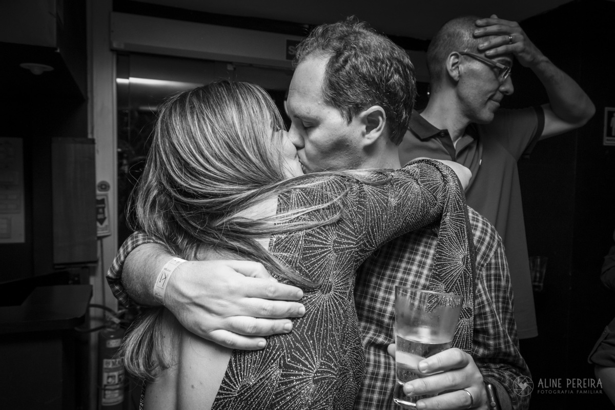 foto preto e branco de casal se beijando em festa de aniversário no  Lounge Ki