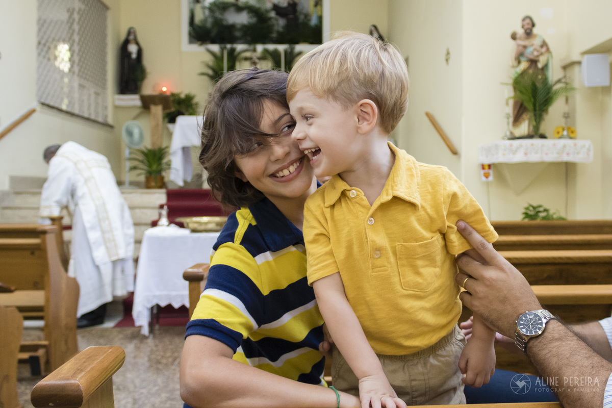 dois meninos brincando na igreja