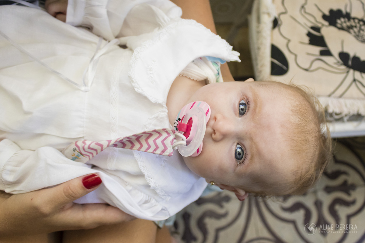bebê menina com roupa de batismo