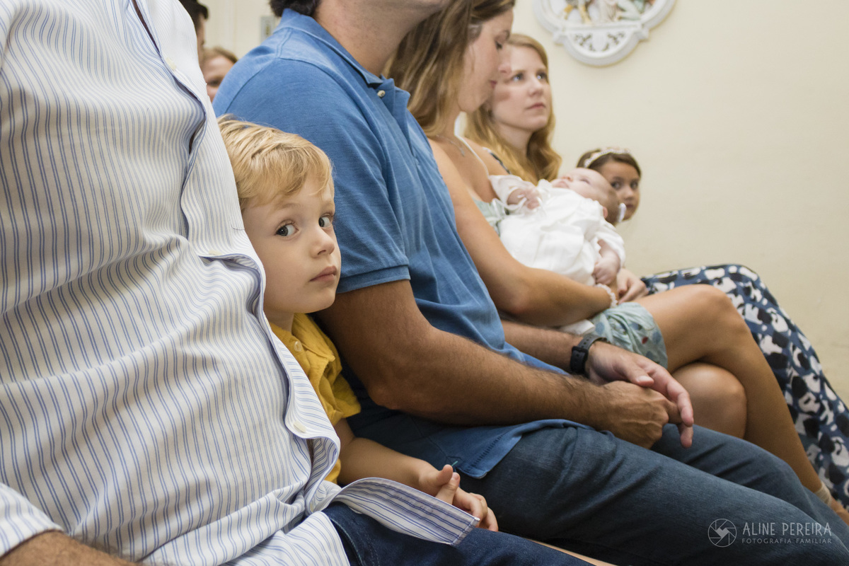 menino concentrado na igreja
