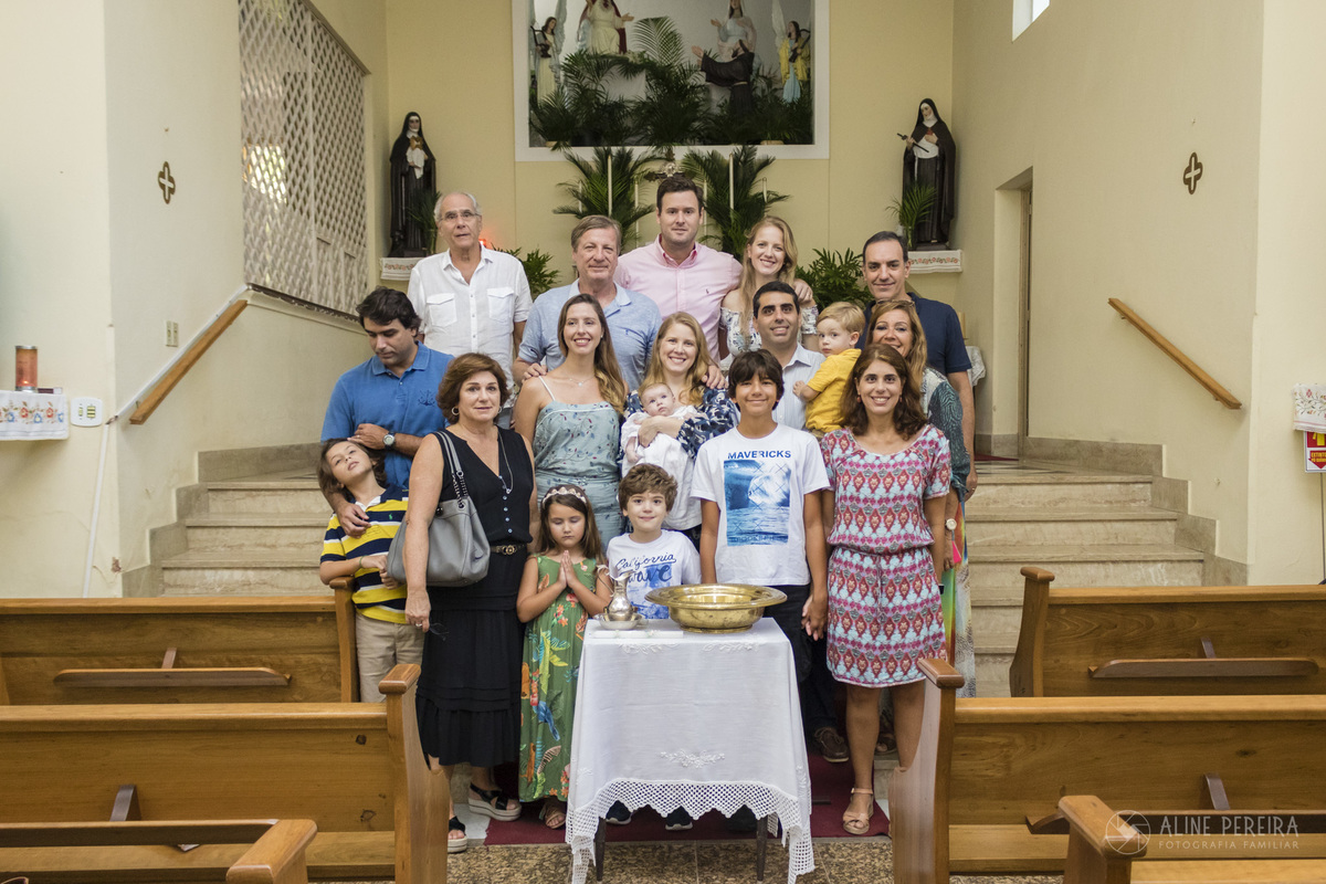 Familia reunida no altar após a cerimônia de batismo cerimonia de batizado no convento das irmãs clarissas