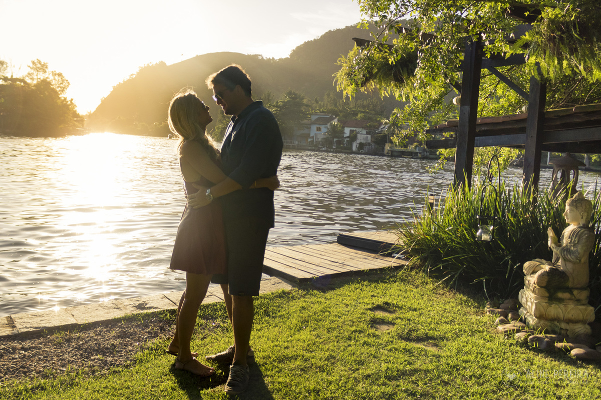 silueta do casal no Solar das Palmeiras na Ilha da Gigoia