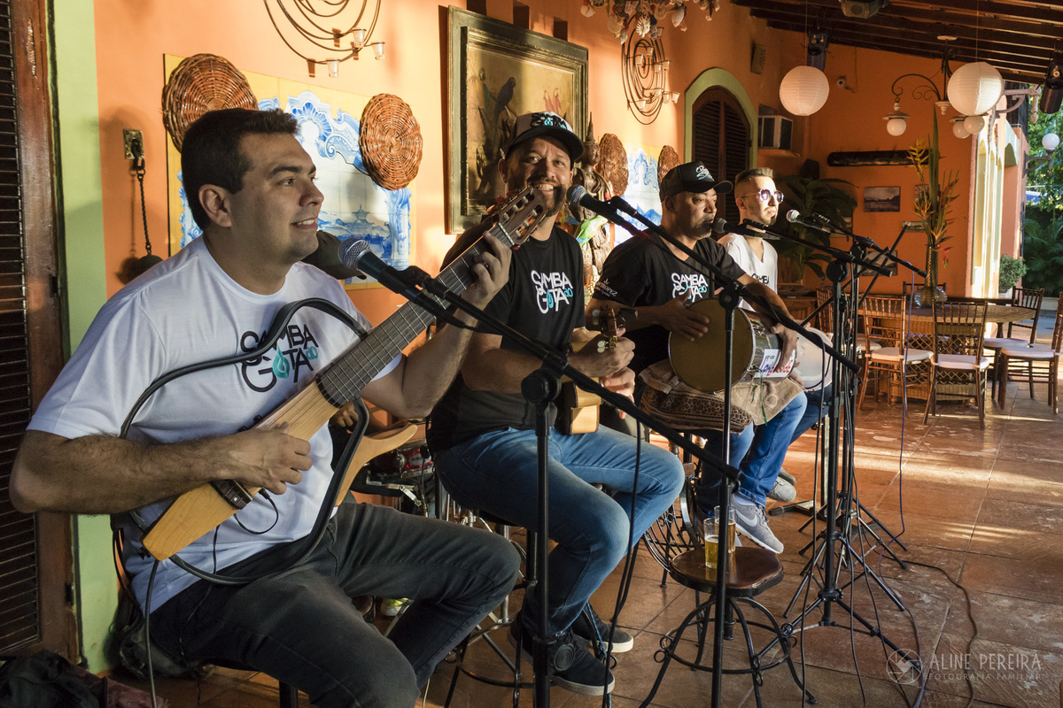 Banda de pagode Samba do Gota na festa de 40 anos no Solar das Palmeiras na Ilha da Gigoia