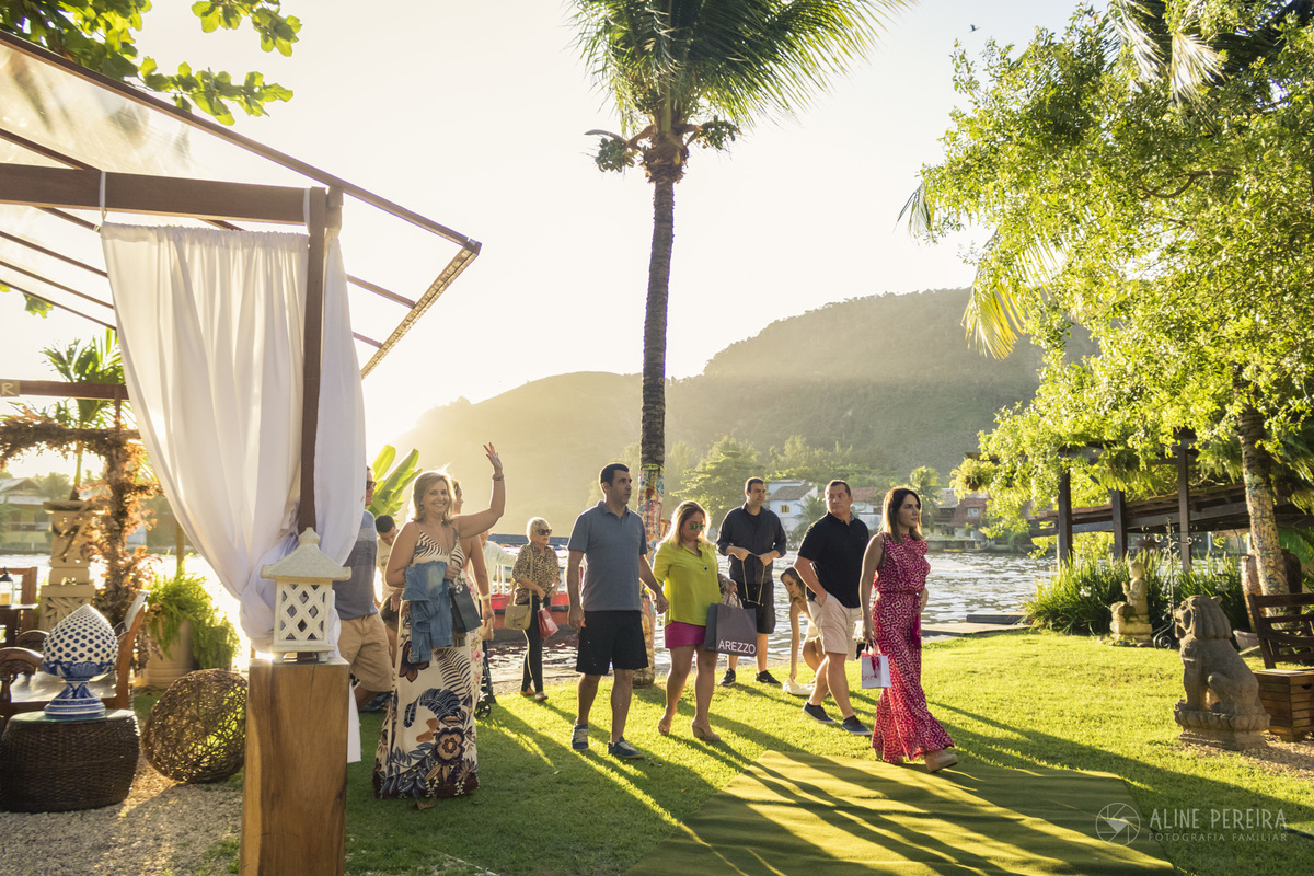 convidados chegando de barco ao aniversário de 40 anos no Solar das Palmeiras na Ilha da Gigoia