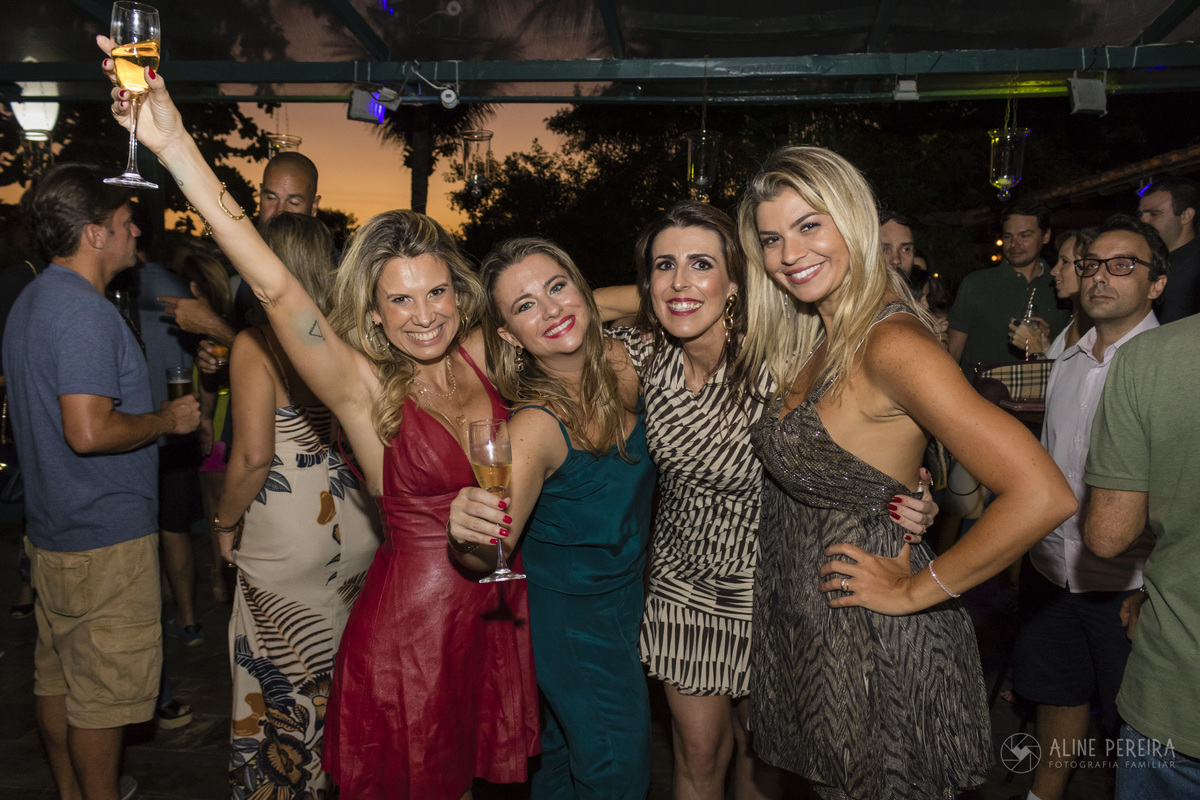amigas comemorando na festa de 40 anos no Solar das Palmeiras na Ilha da Gigoia