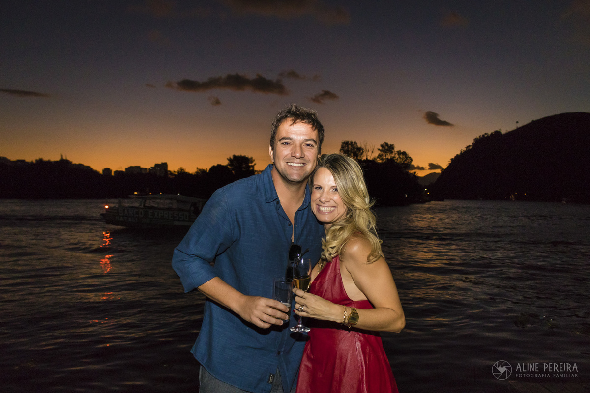 casal apreciando o por do sol no Solar das Palmeiras na Ilha da Gigoia