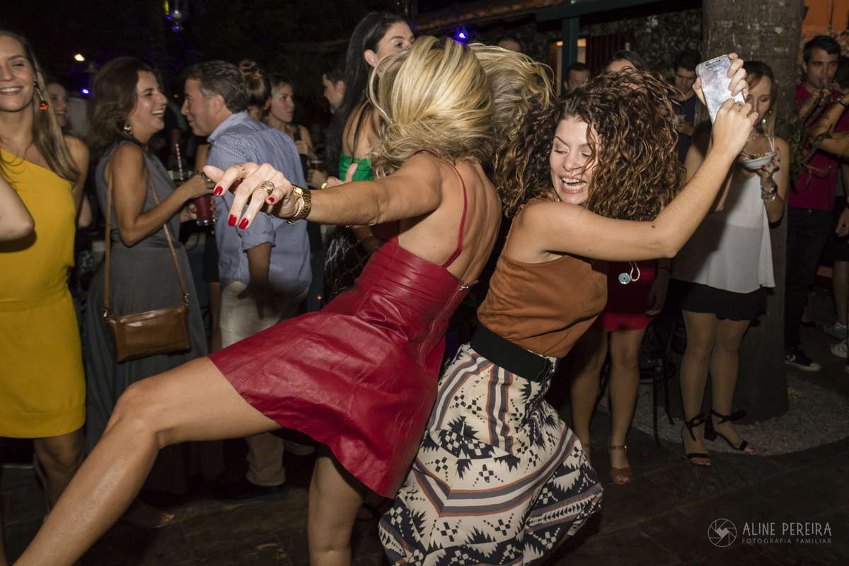 Pessoas dançando muito animadas na festa de 40 anos no Solar das Palmeiras na Ilha da Gigoia