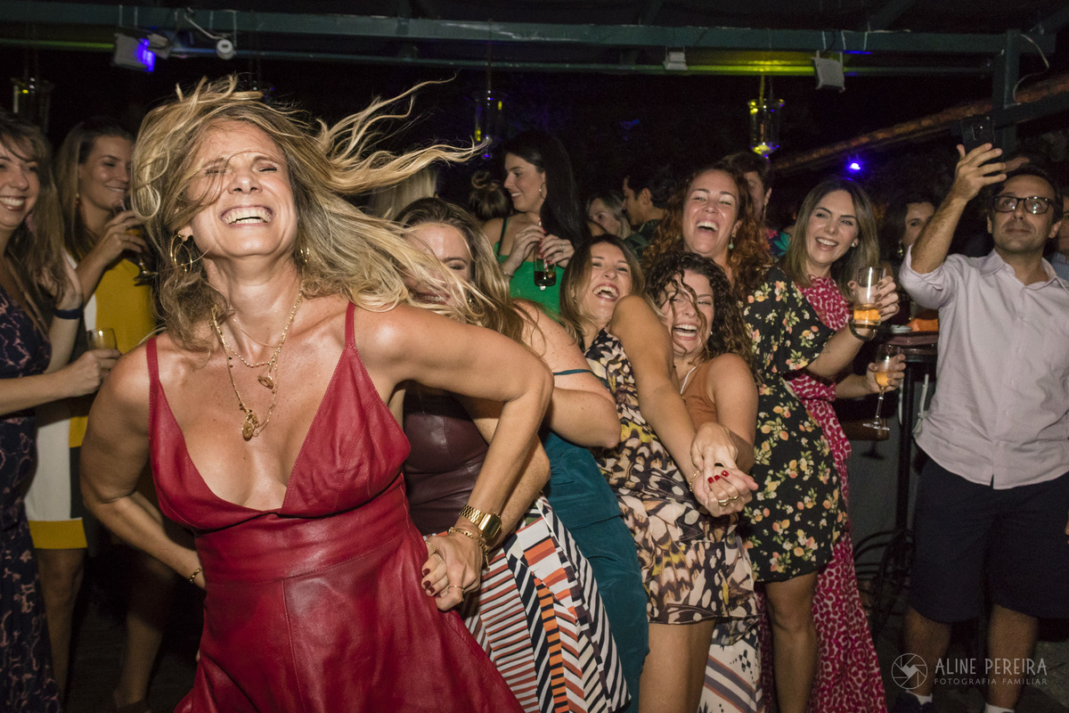 Pessoas dançando muito animadas na festa de 40 anos no Solar das Palmeiras na Ilha da Gigoia
